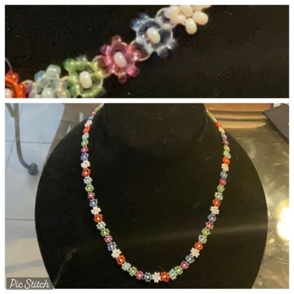 Vintage 70s boho hippie beaded dainty flower 16” multi color necklace